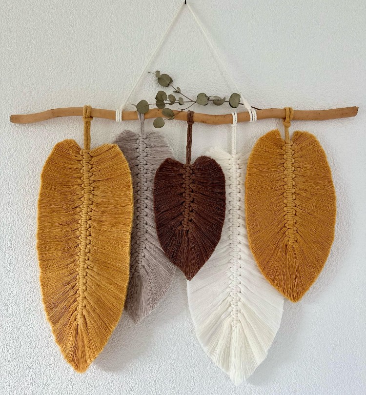 Lestarie Muschel-Feder Wanddekoration 40 Cm — Boho Juju Hat, Handgefertigt In Bali, Weiß/Beige